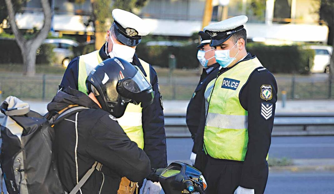 Αυξημένη παρουσία αστυνομικών προανήγγειλε ο Χρυσοχοΐδης για τις μέρες των εορτών