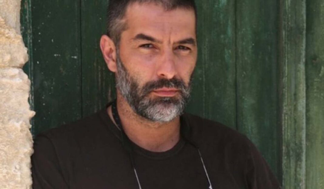 Βασίλης Μπισμπίκης: «Πιέστηκα πολύ για την αποδοχή, έβγαινα στον δρόμο για να νιώσω καλά» (video)