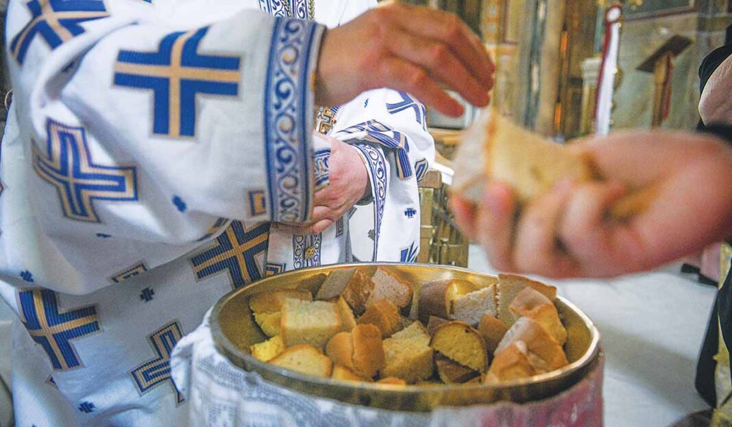 Αντίδωρο και εμβόλιο! Οι εκκλησίες κλείνουν στις γιορτές, αλλά θα ανοίξουν ως εμβολιαστικά κέντρα