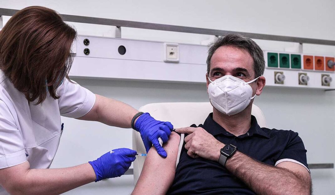 Ριάλιτι θύμισε ο εμβολιασμός της Προέδρου της Δημοκρατίας και του πρωθυπουργού