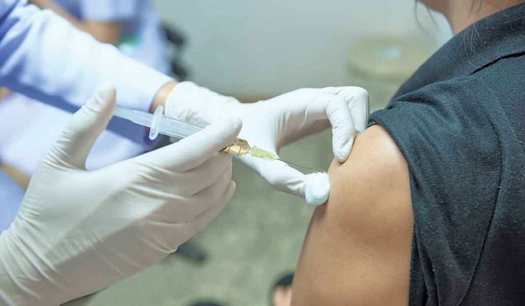 Η Moderna αρχίζει πειραματικούς εμβολιασμούς σε εφήβους!