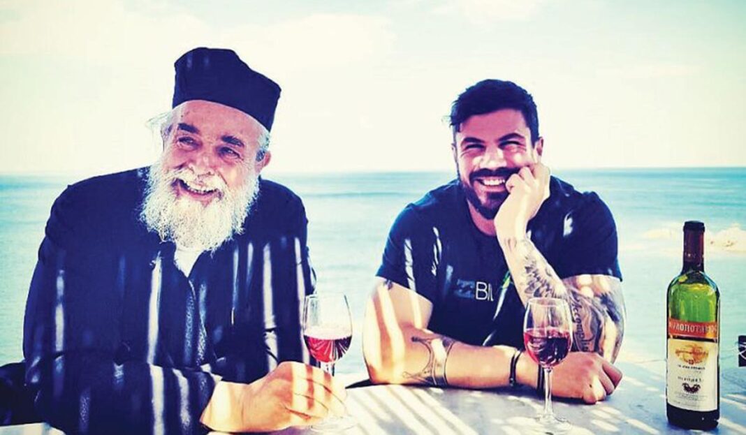 Ο «μάγειρας του Αγίου Όρους» έστησε κουζίνα στον Παράδεισο