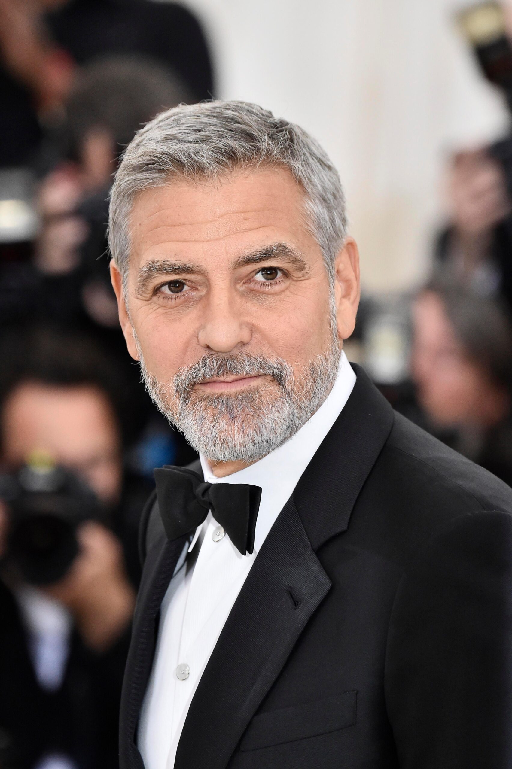 Ο George Clooney έχει να πάει κομμωτήριο 25 χρόνια!