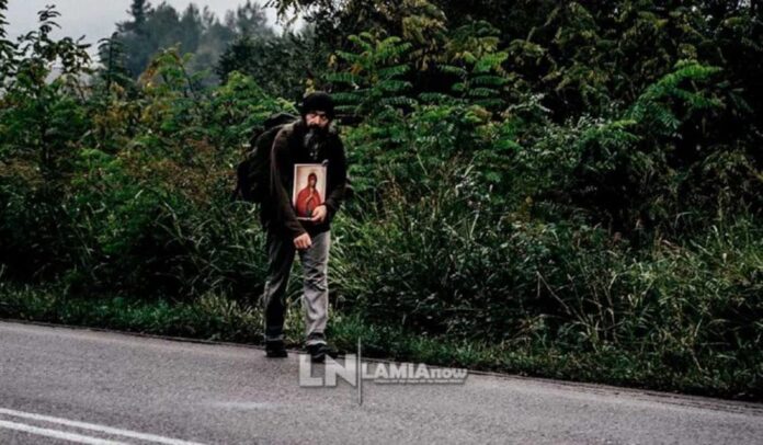 Πεζός και με την εικόνα της Παναγίας στα χέρια ένας πρώην ΟΥΚάς κάνει τη διαδρομή Σινά - Άγιον Όρος