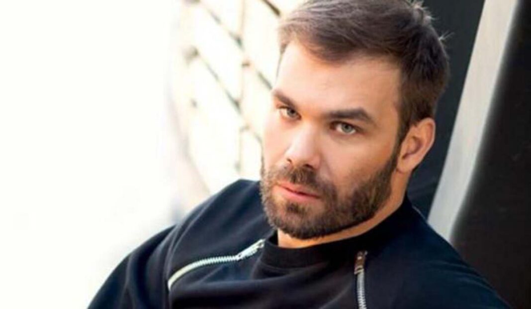 Ο Γιώργος Σαμπάνης τραγουδάει το τραγούδι που έγραψε για συμμαθήτρια του (video)