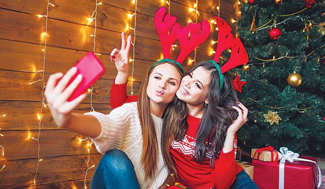 Tips για γιορτινές selfies! Ποια είναι η τεχνική που χρησιμοποιούν οι celebrities