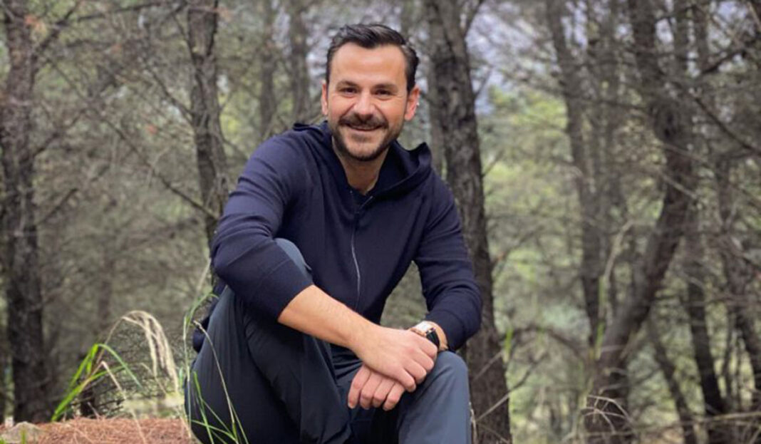 Νίκος Κούλης: Πώς ο Έλληνας σχεδιαστής κοσμημάτων συναγωνίστηκε σε δημοσιότητα τον Μπάιντεν