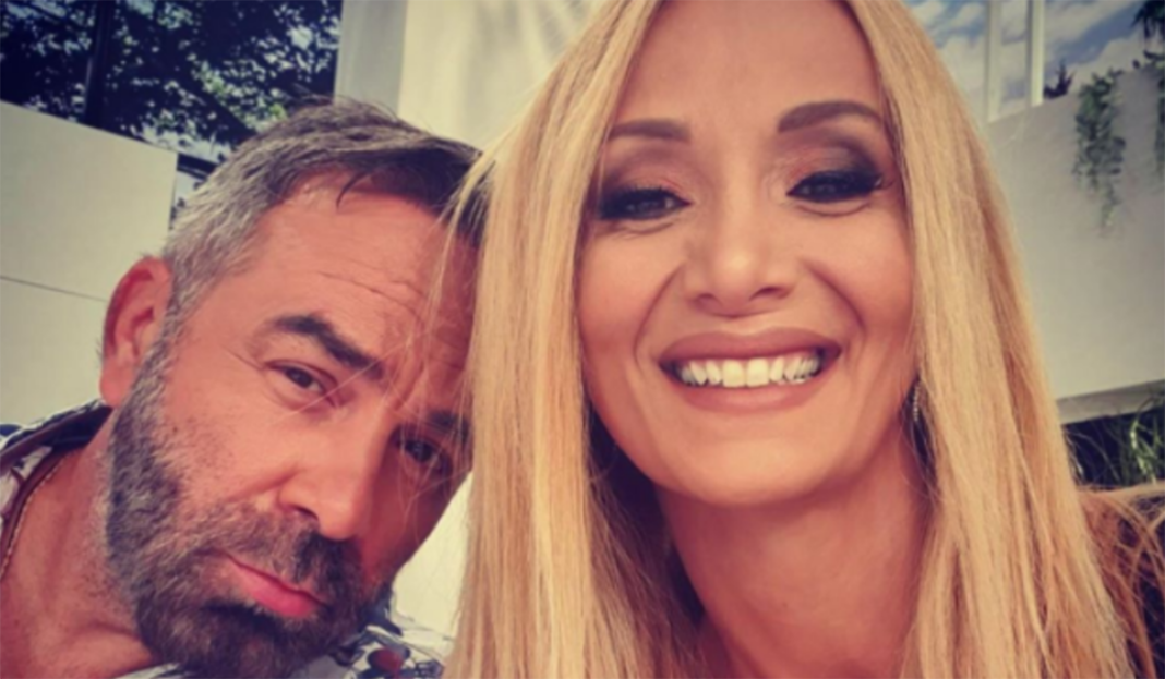 Γρηγόρης Γκουντάρας: Η on air... έκπληξη της συζύγου του που τον συγκίνησε (video)