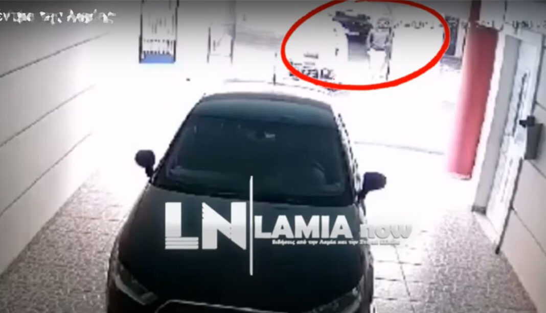 Ληστής καταγράφηκε να κλέβει τον οδηγό ενώ έβαζε πετρέλαιο σε πολυκατοικία (Video)
