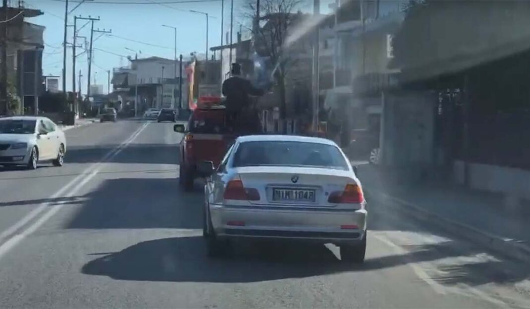 Ιερέας στο Λιανοκλάδι έριχνε αγιασμό με μάνικα - Ζήτησε δημόσια συγγνώμη (video)