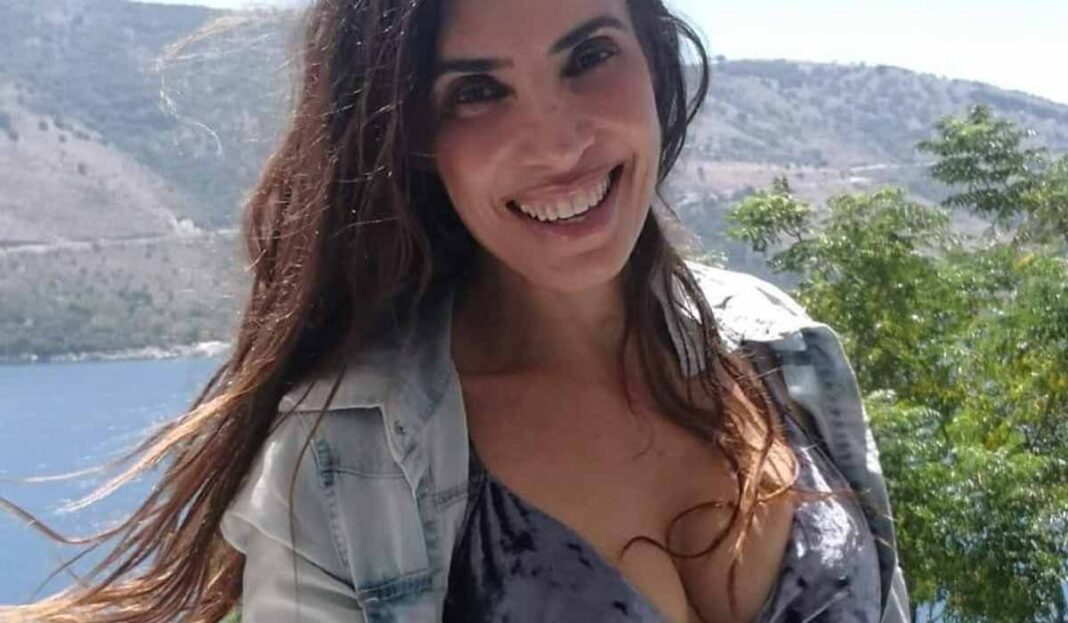 Ποιο Ντουμπάι; Η «καυτή» Χαραλαμπίδου «ψήφισε» ελληνική παραλία