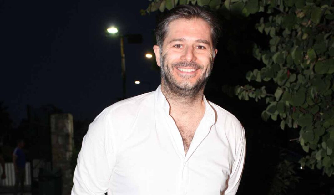 Ο Μπουρδούμης με ένα τεράστιο χαμόγελο ταΐζει τον μπόμπιρα του!