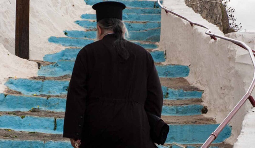 Ο «παπα-Καζανόβας» της Κρήτης! Το πρωί έγγαμος ιερέας, το βράδυ εραστής!