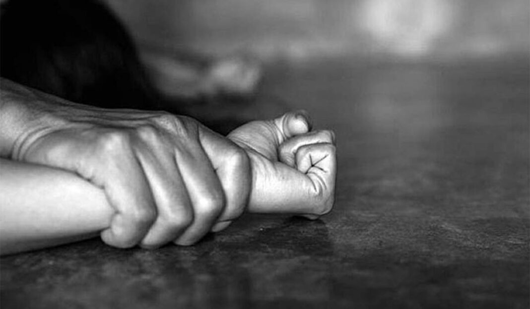 Kρατούσε όμηρο την 21χρονη σύντροφό του και την έκανε δούλα