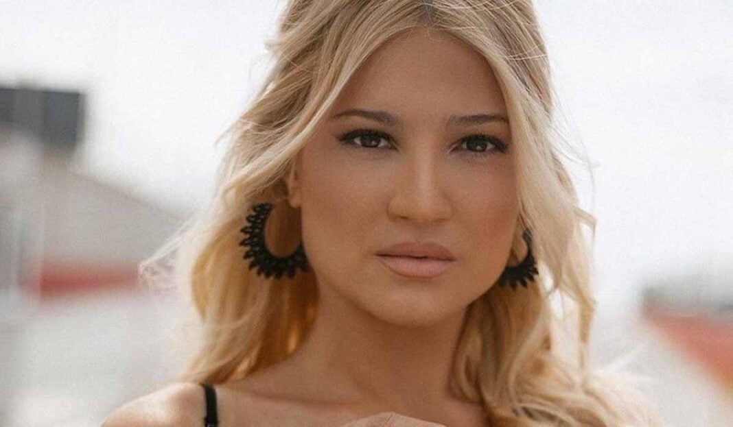 Η Φαίη για βόλτα στο Κολωνάκι με μάσκα και στιλ... στρατιωτικό
