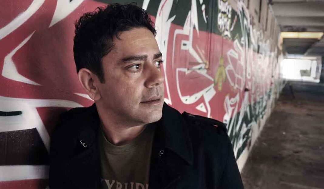 «Σ' αγαπώ»: H μπαλάντα του Λευτέρη Λαγγούση που θα σας ταξιδέψει σε ρομαντικά μονοπάτια (video)