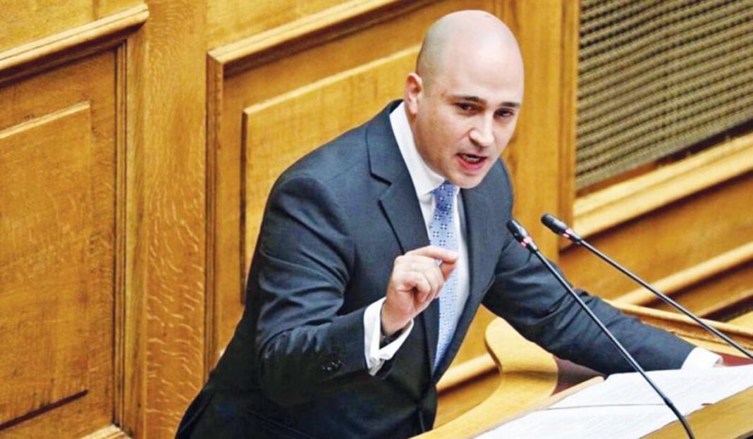 Κωνσταντίνος Μπογδάνος: Ο... θεόσταλτος Κυριάκος, οι γκέι υπουργοί και οι φιλεleft