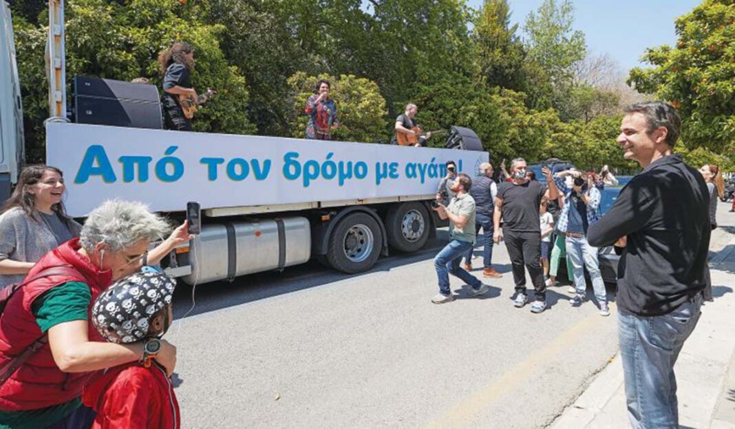 Ο Κραουνάκης το «κρατάει» μανιάτικο στην Πρωτοψάλτη για το σουλάτσο έξω από το Μαξίμου