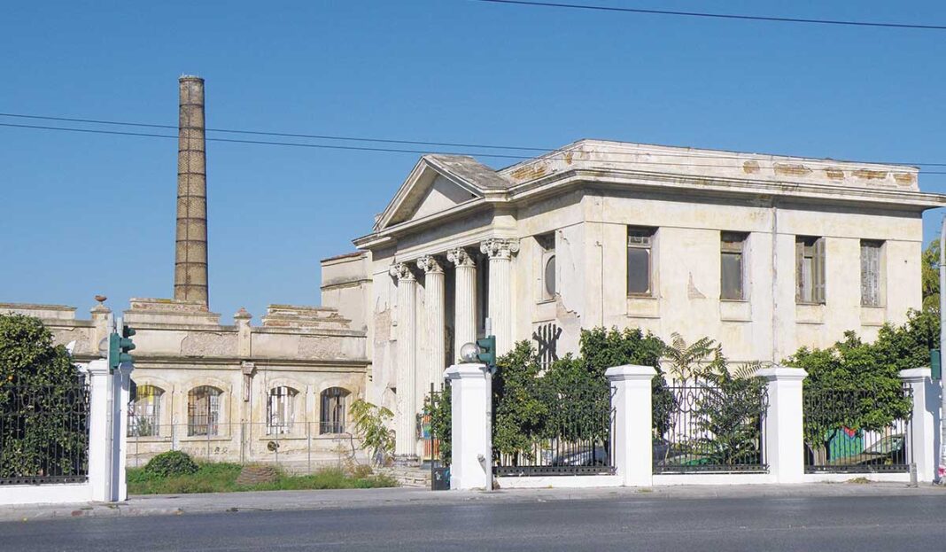 Τσουνάμι οι καταγγελίες για τον καθηγητή Καλιγούλα της Καλών Τεχνών! Τα άγρια πεσίματα και οι προτροπές για ομαδικά όργια