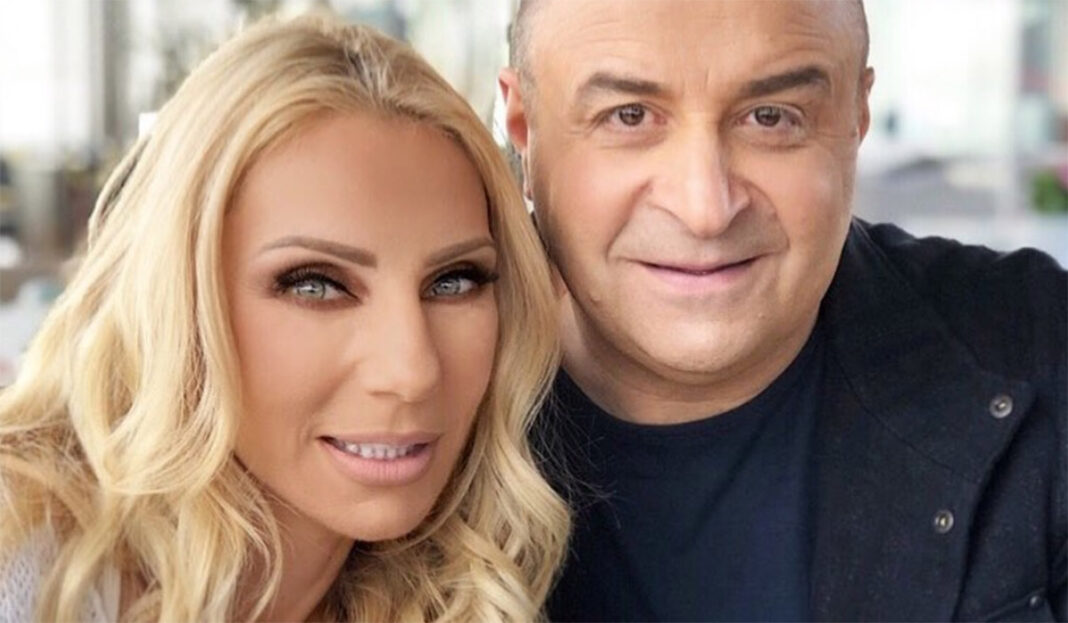 Μασκοφόρος «ταμίας» η Τσαβαλιά στο cafe που άνοιξε με τον Σεφερλή