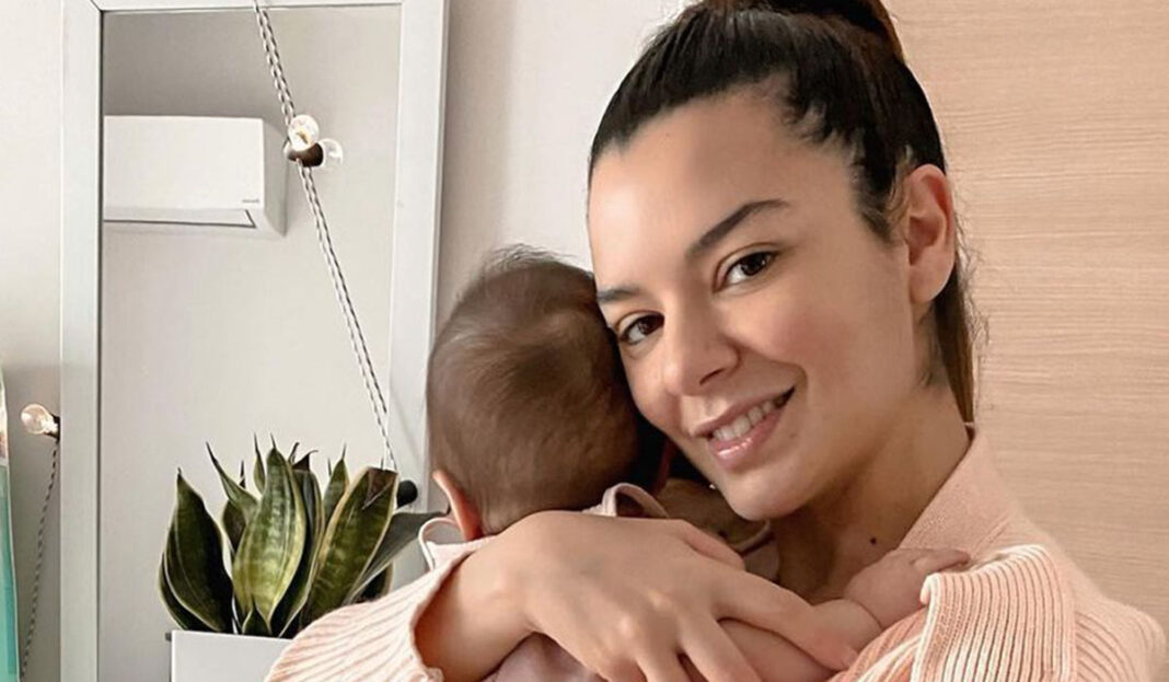 Η Νικολέττα Ράλλη φωτογραφίζει την 8 μηνών κορούλα της