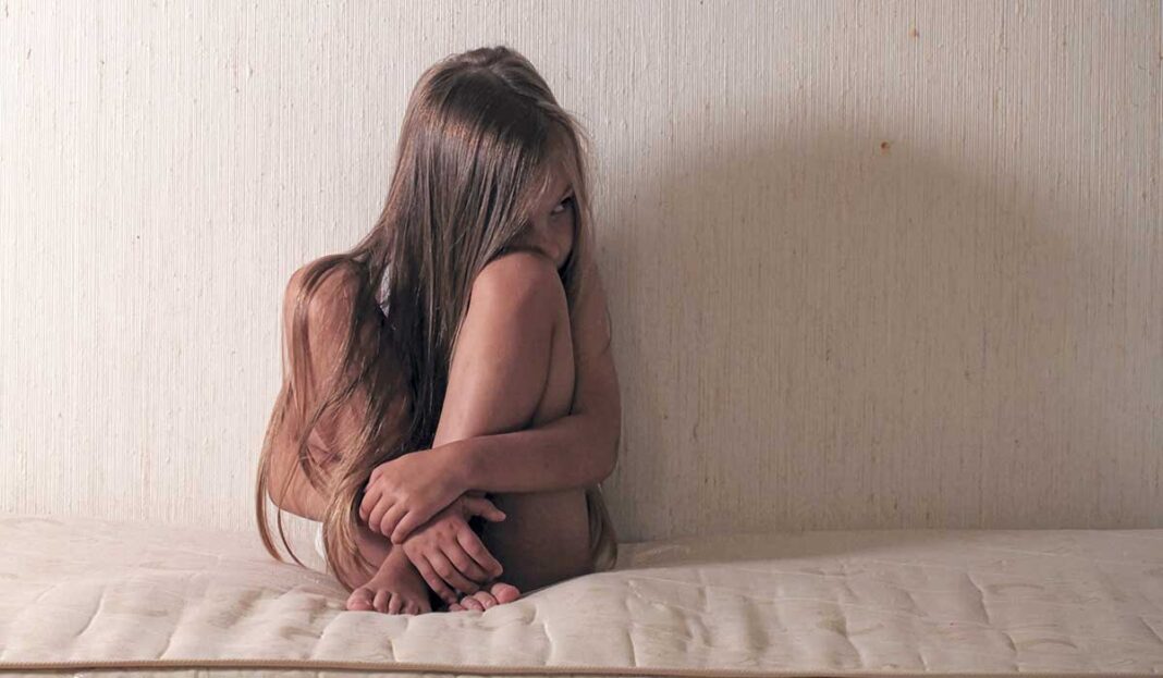 «Μαμά, με πείραξε ο θείος»! 4χρονη έπεσε θύμα βιασμού μπροστά στον 7χρονο αδερφό της