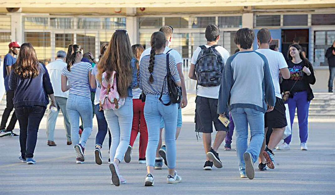 Η επιστροφή των μαθητών στα θρανία θα γίνεται μόνο με την επίδειξη της αυτοεξέτασης