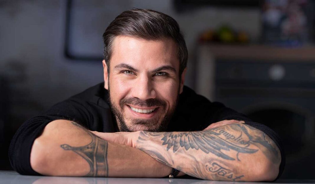 Ξανά στην Αγγλία για το BBC ο Άκης Πετρετζίκης!