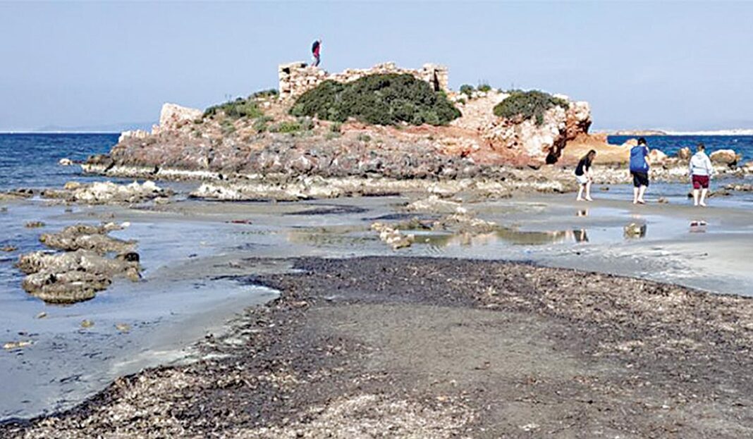 Η άμπωτη «εξαφάνισε» τη θάλασσα σε πολλές ακτές της Ελλάδας