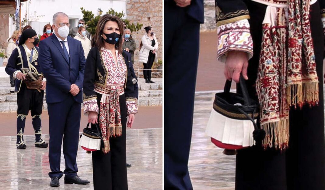 H Γιάννα Αγγελοπούλου με φορεσιά «Αμαλίας» και τσάντα φουστανέλα!