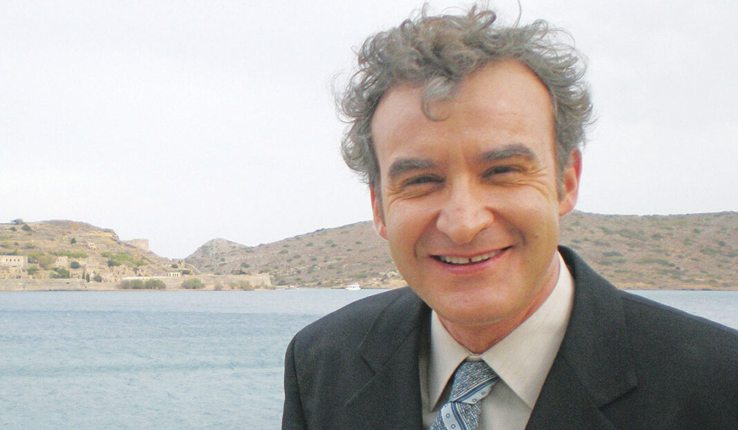 Nίκος Ορφανός: Τα πρώτα βήματα στο θέατρο, η οικογένεια και ο «σεισμός» των αποκαλύψεων στο θέατρο