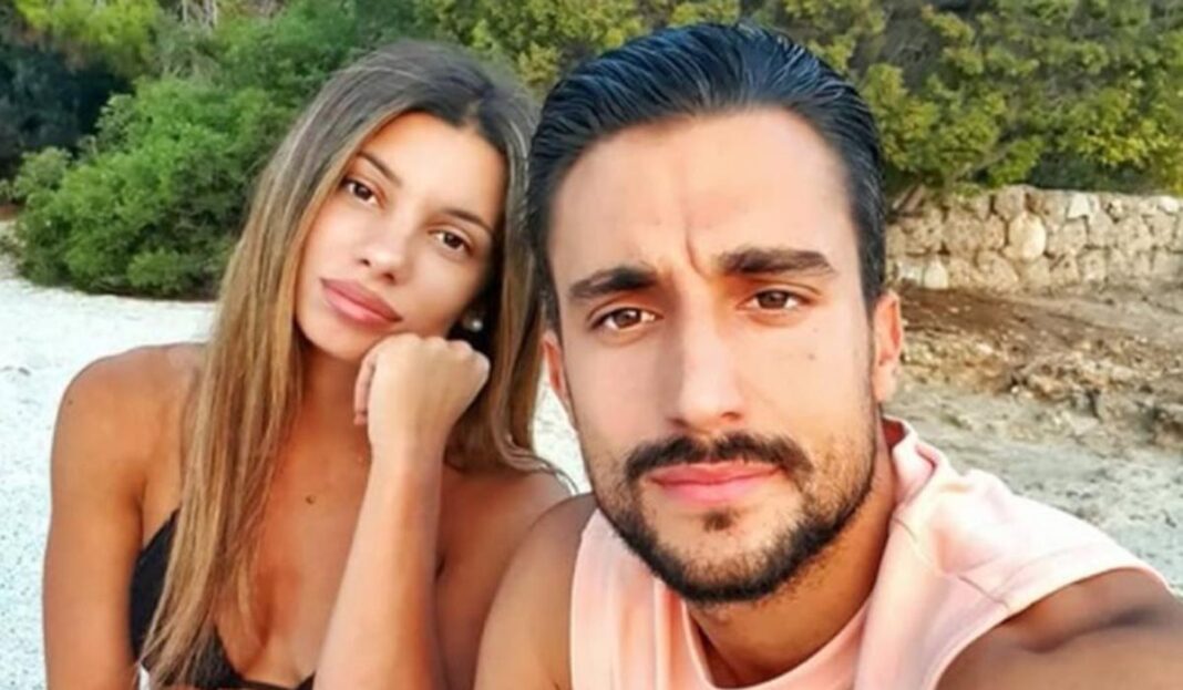 Survivor: Μετά τον τραυματισμό του Σάκη, η Μαριαλένα έρχεται πιο κοντά του (video)