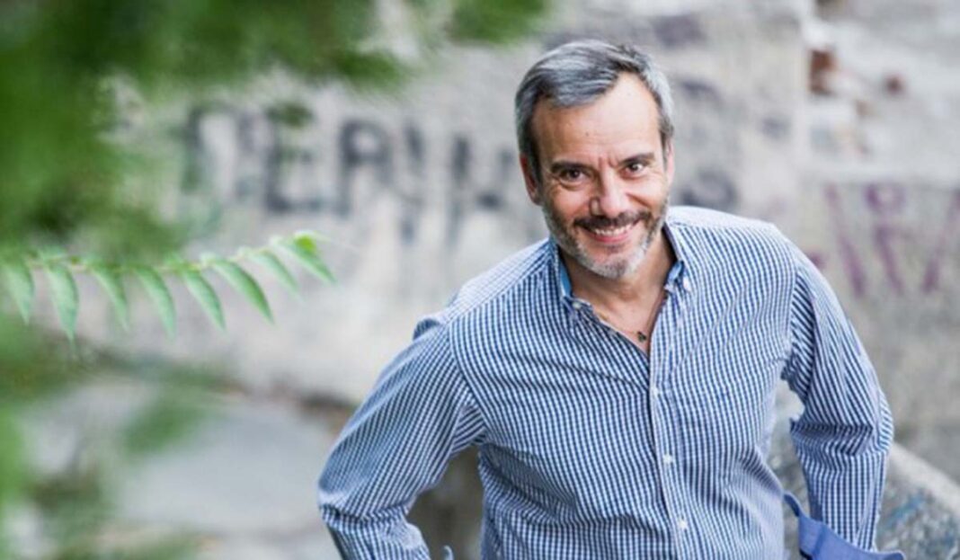 Ο δήμαρχος Θεσσαλονίκης μάς ξαφνιάζει ευχάριστα! Γραφείο με... Λένον και Lego