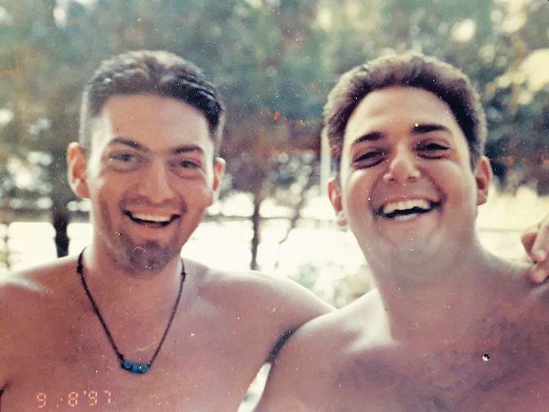 2 Διακοπές με τον αδελφό του Στέλιο το 1997