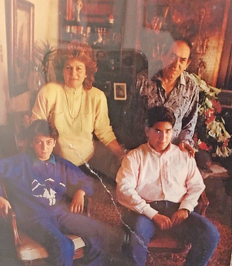 4 Με τους γονείς του Στράτο και Γεωργία και τον αδελφό του Στέλιο