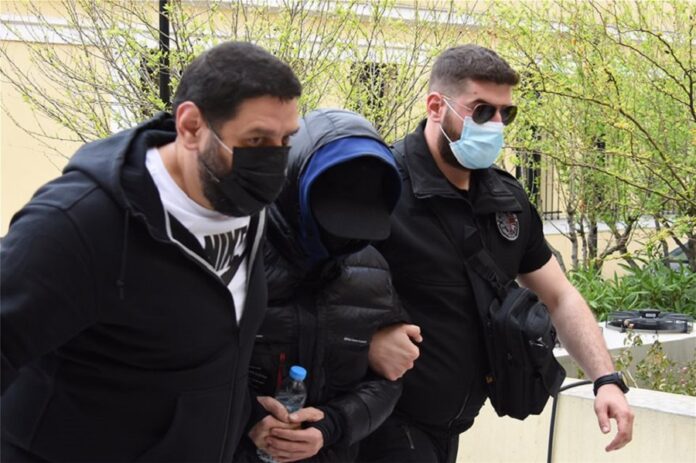 Ο Μένιος Φουρθιώτης στον εισαγγελέα φορώντας χειροπέδες (video)