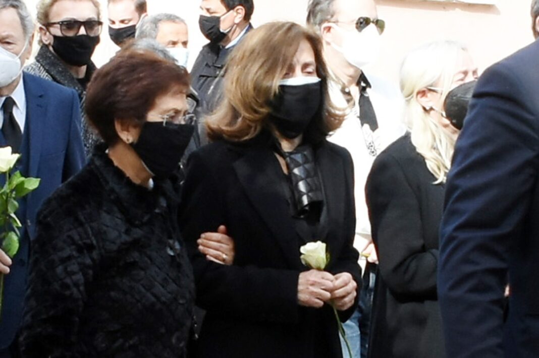 Συντετριμμένη η Έφη Πίκουλα στην κηδεία του συζύγου της, Τάκη Βουγιουκλάκη