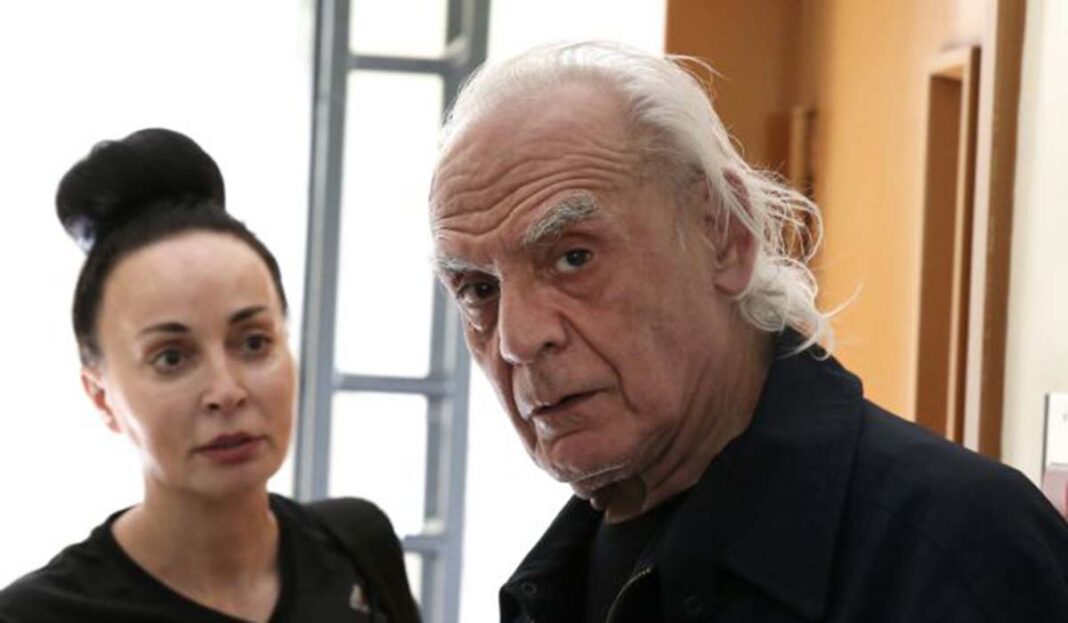 Φωτογραφία -σοκ: Καταβεβλημένος και με μάσκα οξυγόνου στο Λαϊκό ο Άκης Τσοχατζόπουλος