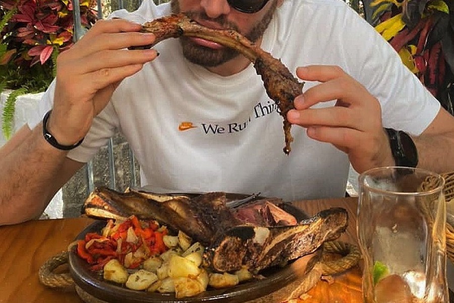 Αυτό θα πει πείνα – «Έπεσε» με τα «μούτρα» στο φαγητό