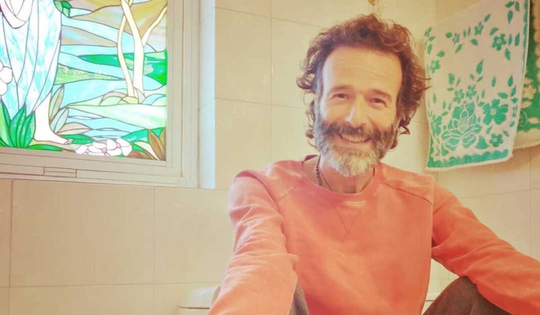 Ο Θανάσης Ευθυμιάδης και η παρέα του κολυμπούν ολόγυμνοι σε ποτάμι