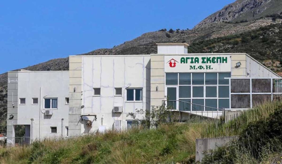 «Βαμπίρ» ψυχών και περιουσιών: Μαρτυρίες - σοκ για το γηροκομείο-φυλακή στα Χανιά