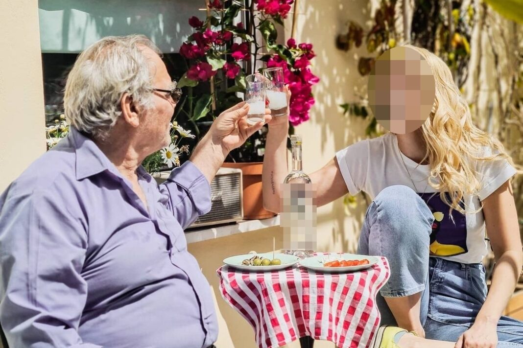 Ελληνίδα παρουσιάστρια απολαμβάνει το ουζάκι με τον πατέρα της στην αυλή του σπιτιού της