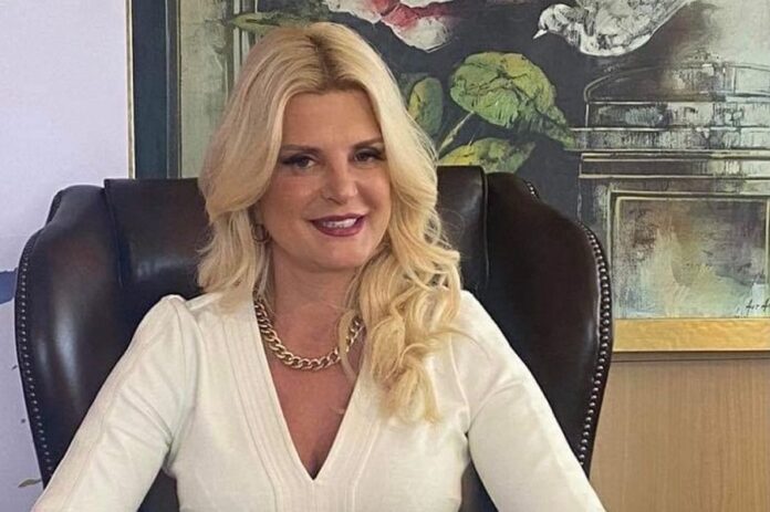 Μαρίνα Πατούλη: Η βόλτα στο Καβούρι με γνωστό κύριο της σόουμπιζ μετά τον χωρισμό της (φωτο)