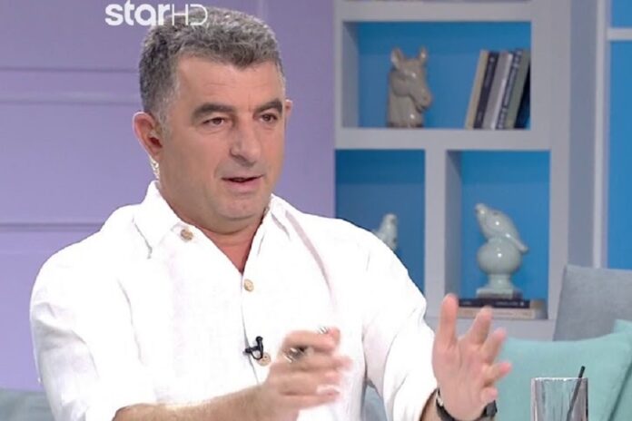Το ζεϊμπέκικο του Γιώργου Καραϊβάζ σε γλέντι με τους συνεργάτες του (φωτο)
