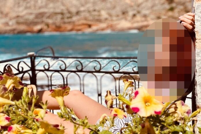 Φρεσκοχωρισμένη ηθοποιός χαλαρώνει στη Μάνη