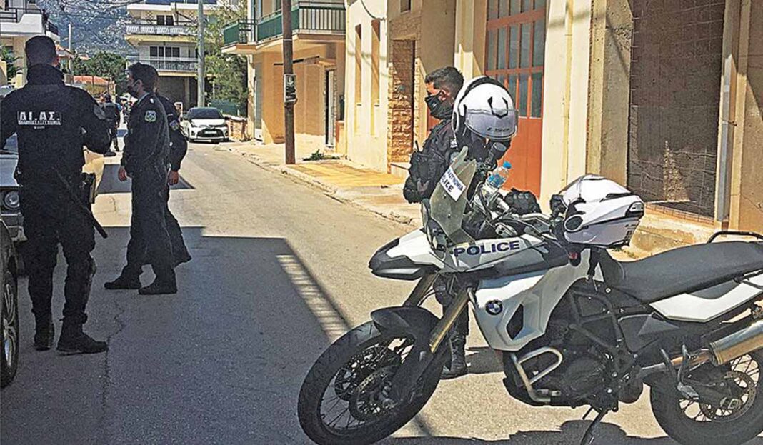 Τραγωδία στο Κορωπί με θύμα 48χρονο: «Ελάτε, σκότωσα τον γιο μου»