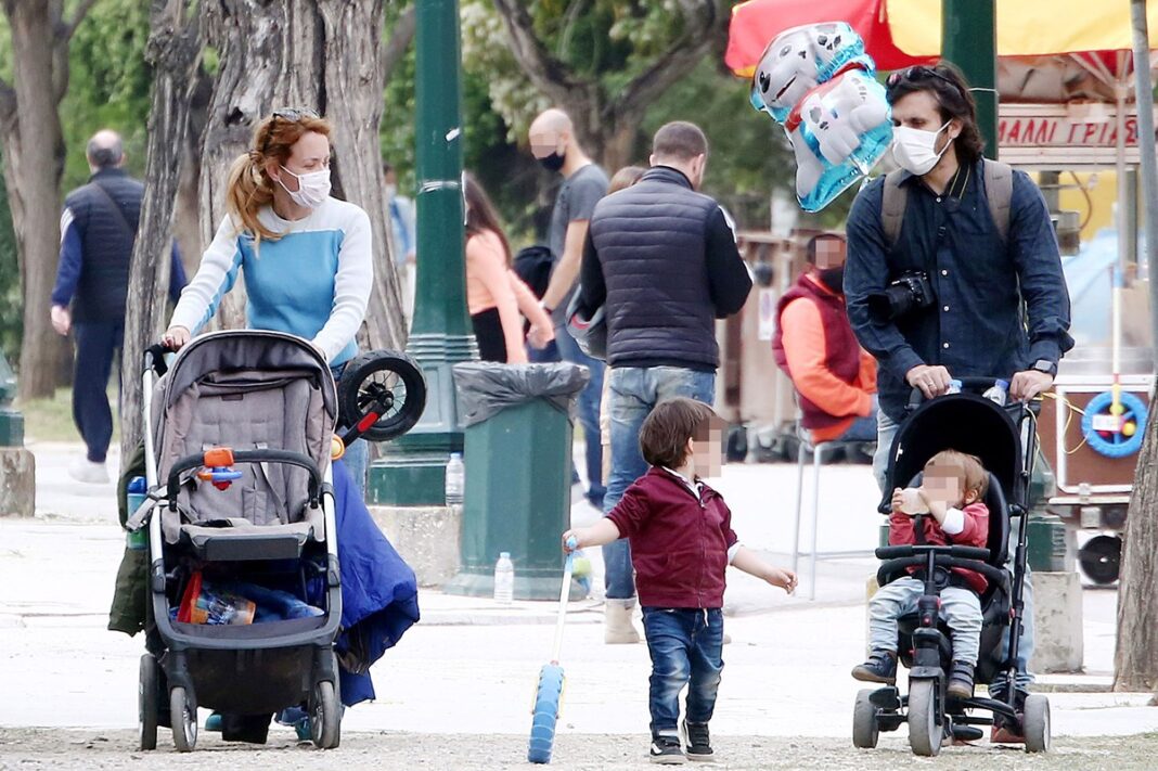 Λένα Παπαληγούρα - Άκης Πάντος: Στο Ζάππειο με τους γιους τους (φωτο)