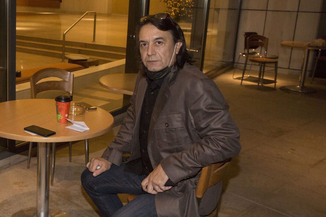 Ο Γιάννης Κότσιρας παίρνει θέση και σχολιάζει το οριστικό φινάλε του «Στην υγειά μας ρε παιδιά»