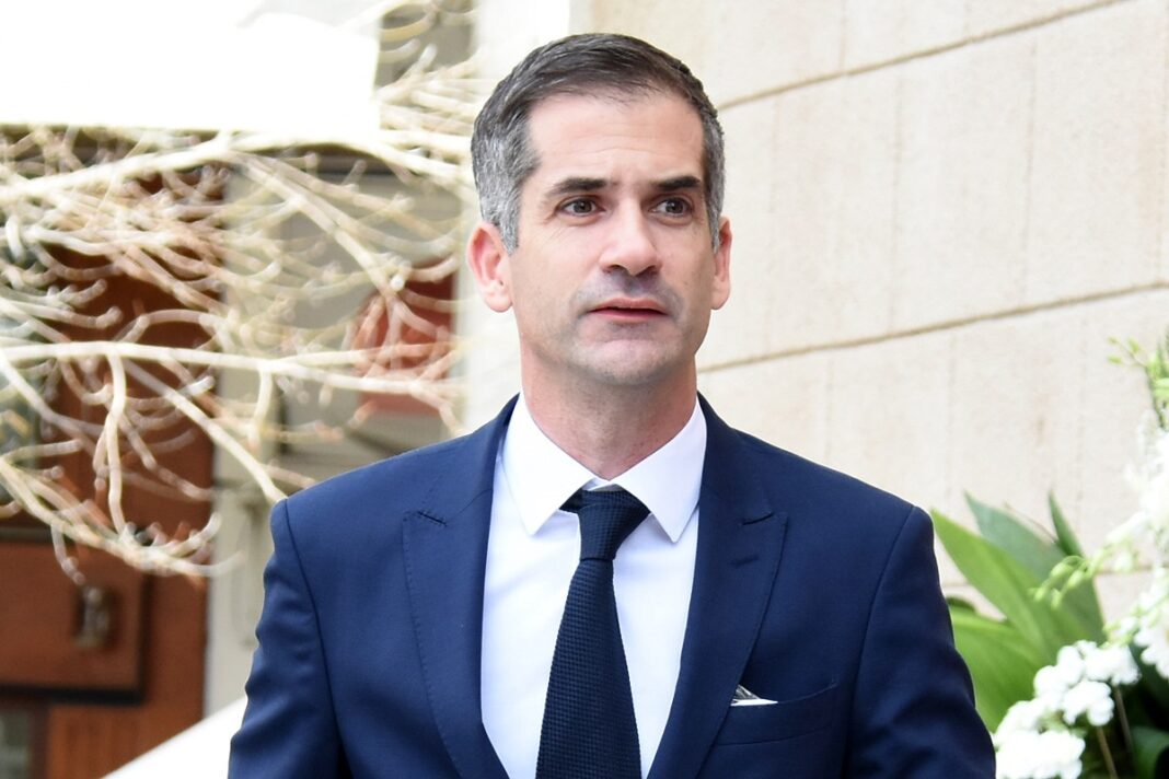 Δύσκολες ώρες για τον Κώστα Μπακογιάννη – Πέθανε συνεργάτης του