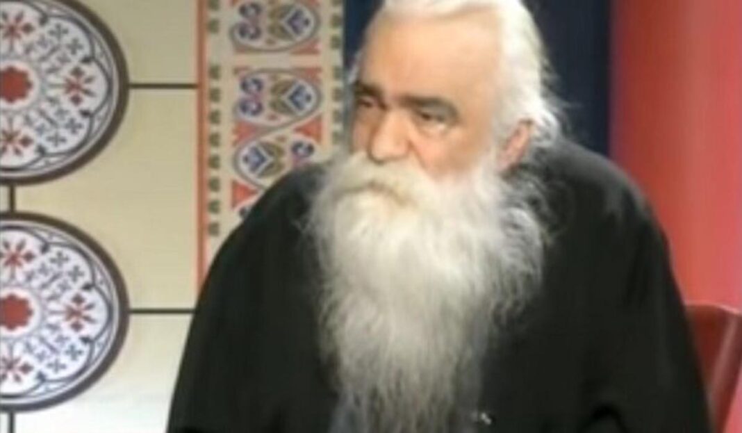 Εκοιμήθη ο πατήρ Ανανίας Κουστένης, ο «ροκ ιερέας» των Εξαρχείων